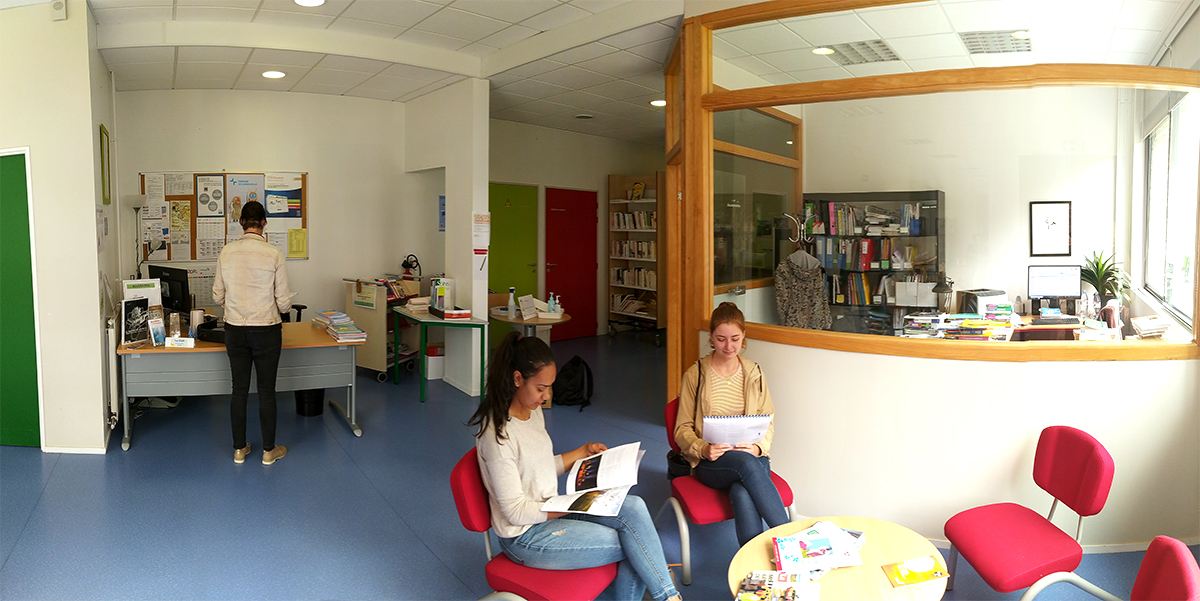 images des étagères de livres et des tables de travail