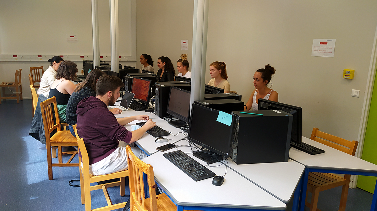 l'entrée du centre de documentation avec son bureau 'Aquarium'